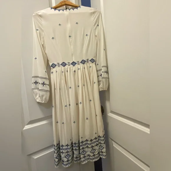 100% SILK Luxe Ivory and Blue Patterned Long Sleeve Dress - Picture 3 of 13